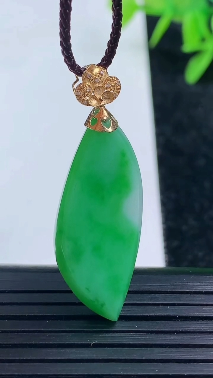 天然A货翡翠随形吊坠尺寸31-12.6-5.1重量:4.20g
3月16日