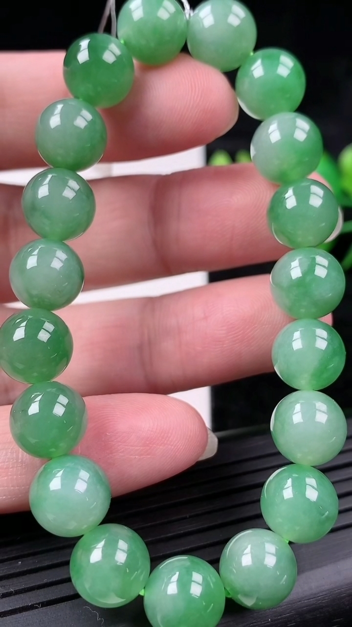 天然A货翡翠圆珠手串，尺寸10，重量:32.53g3月16日
工厂直销收藏佳品,种好水足，色泽均匀，有种有色，上手高大气！