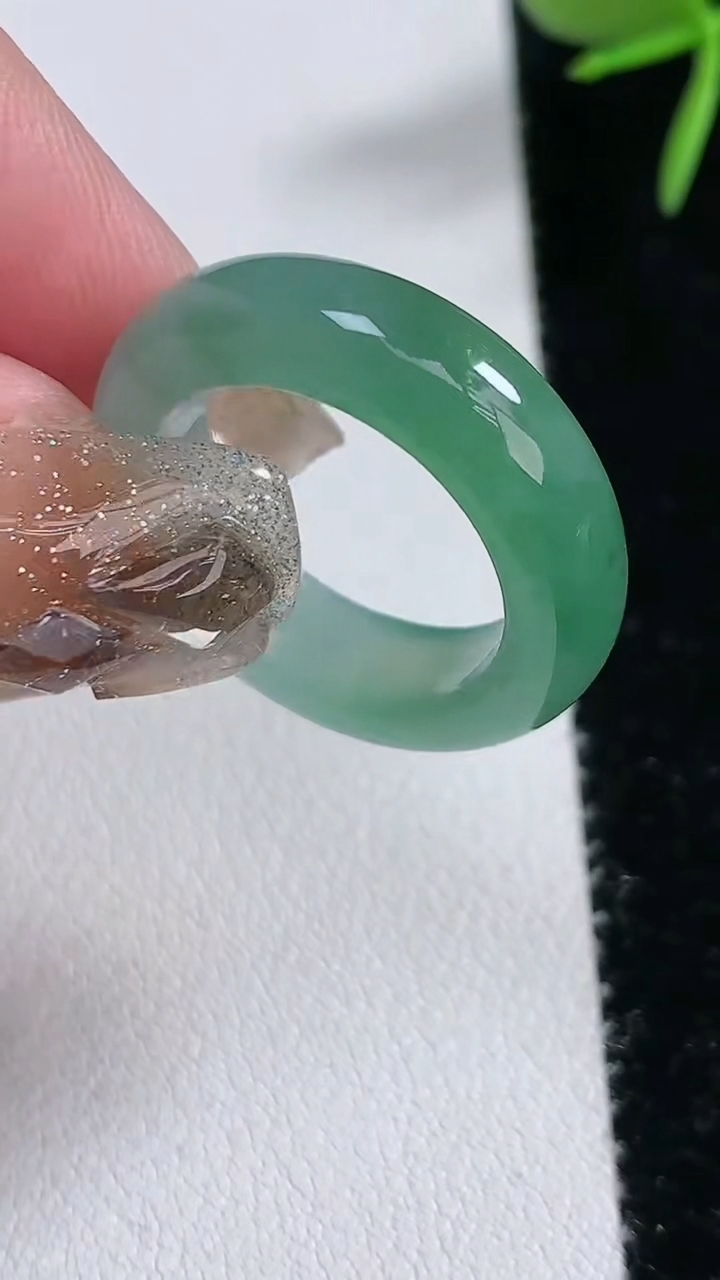 天然A货翡翠玉指环戒指，尺寸17-6-4，重量:4.83g2026年3月16日
工厂直销收藏佳品,种好水足，色泽均匀，有种有色，上手高大气！