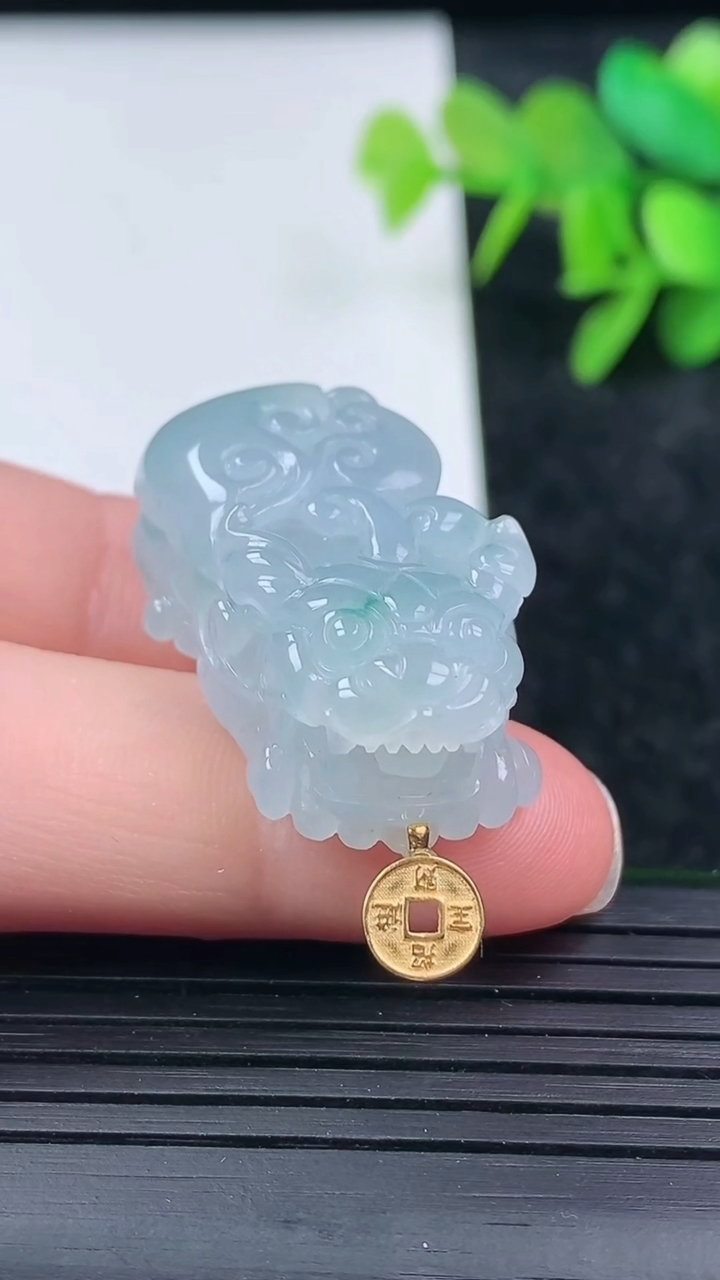 天然A货翡翠18K金飘花貔貅吊坠尺寸30.4-16.6-12.2重量:14.51g
3月16日