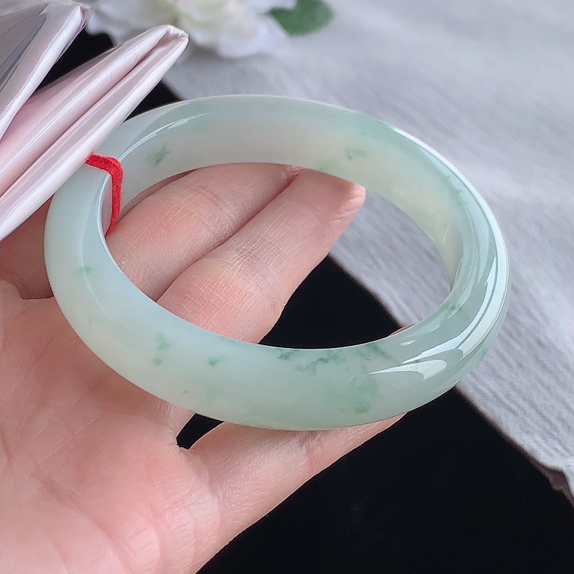 天然A货翡翠飘花正装正圈手镯58-59圈口 
尺寸58-12-8.6mm 0315