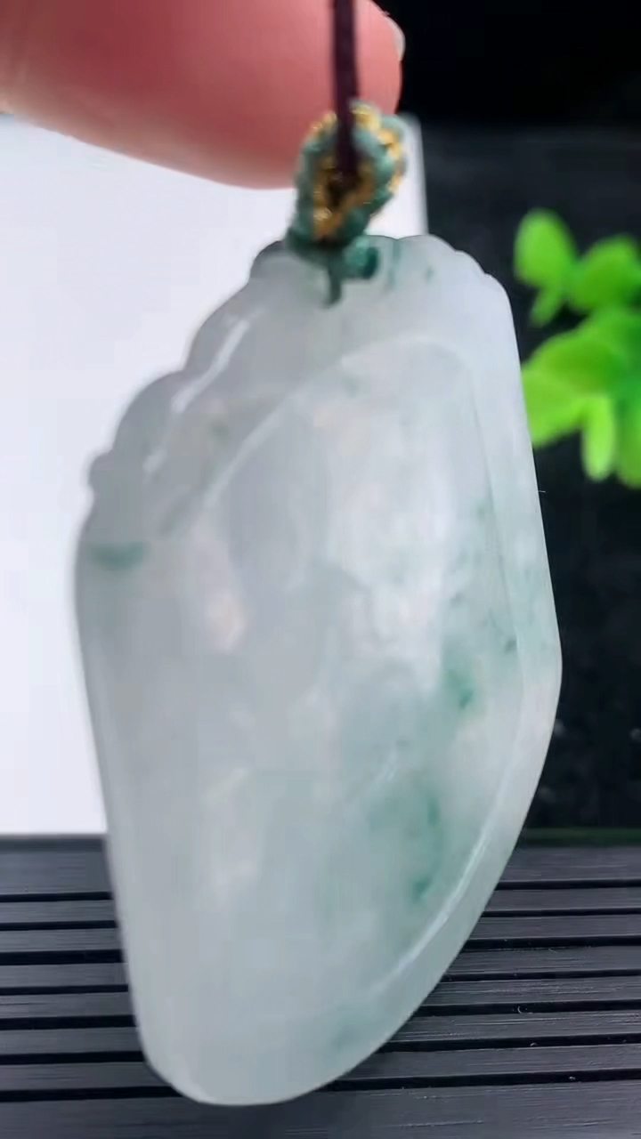 天然A货翡翠飘花文殊菩萨吊坠尺寸48.2-41.6-4.2重量:20.00g
3月16日