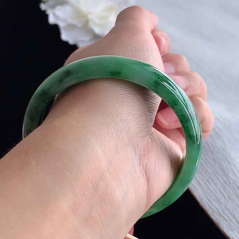 天然A货翡翠飘绿正装正圈手镯57-58圈口  
尺寸57.3-12.8-6.3mm 0315