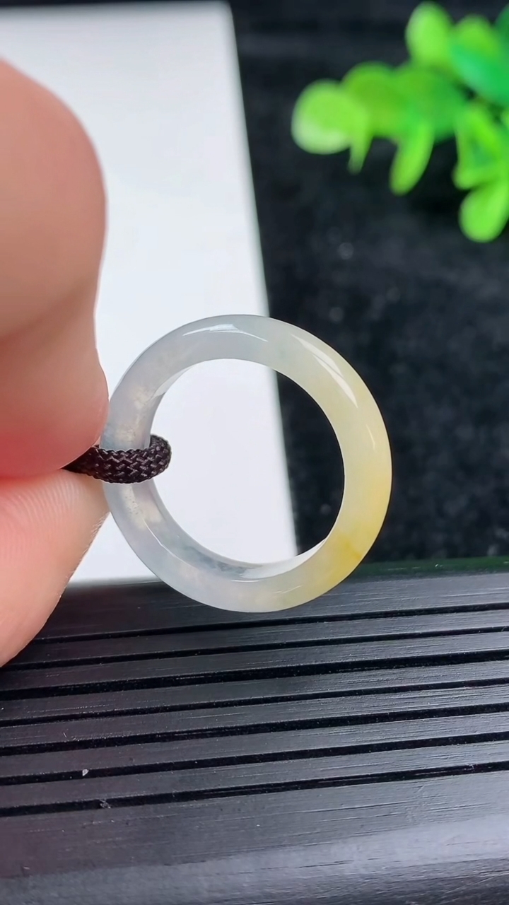 天然A货翡翠飘彩素面玉指环 戒指，尺寸18.3-5-3.3，重量:3.11g2026年3月16日
工厂直销收藏佳品,种好水足，色泽均匀，有种有色，上手高大气！