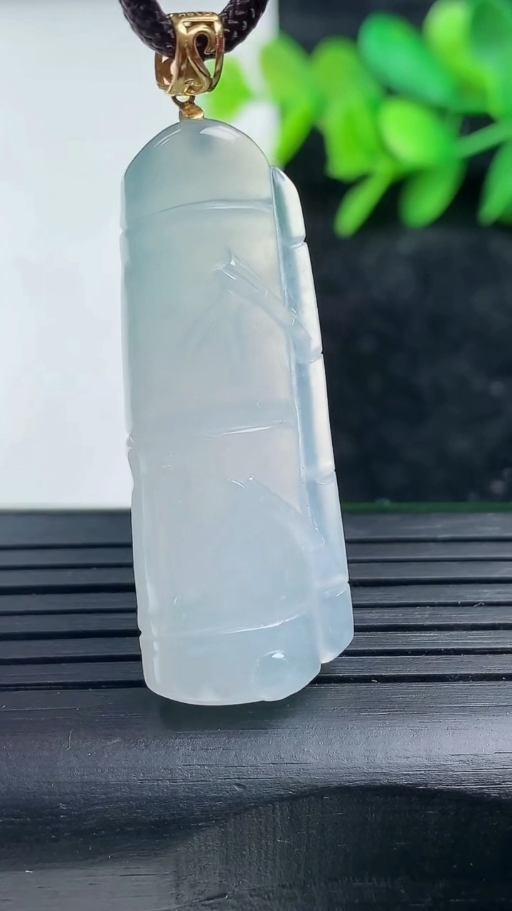 天然A货翡翠种白冰节节高升 竹节吊坠尺寸40.7-15.6-5.9重量:8.13g
3月16日