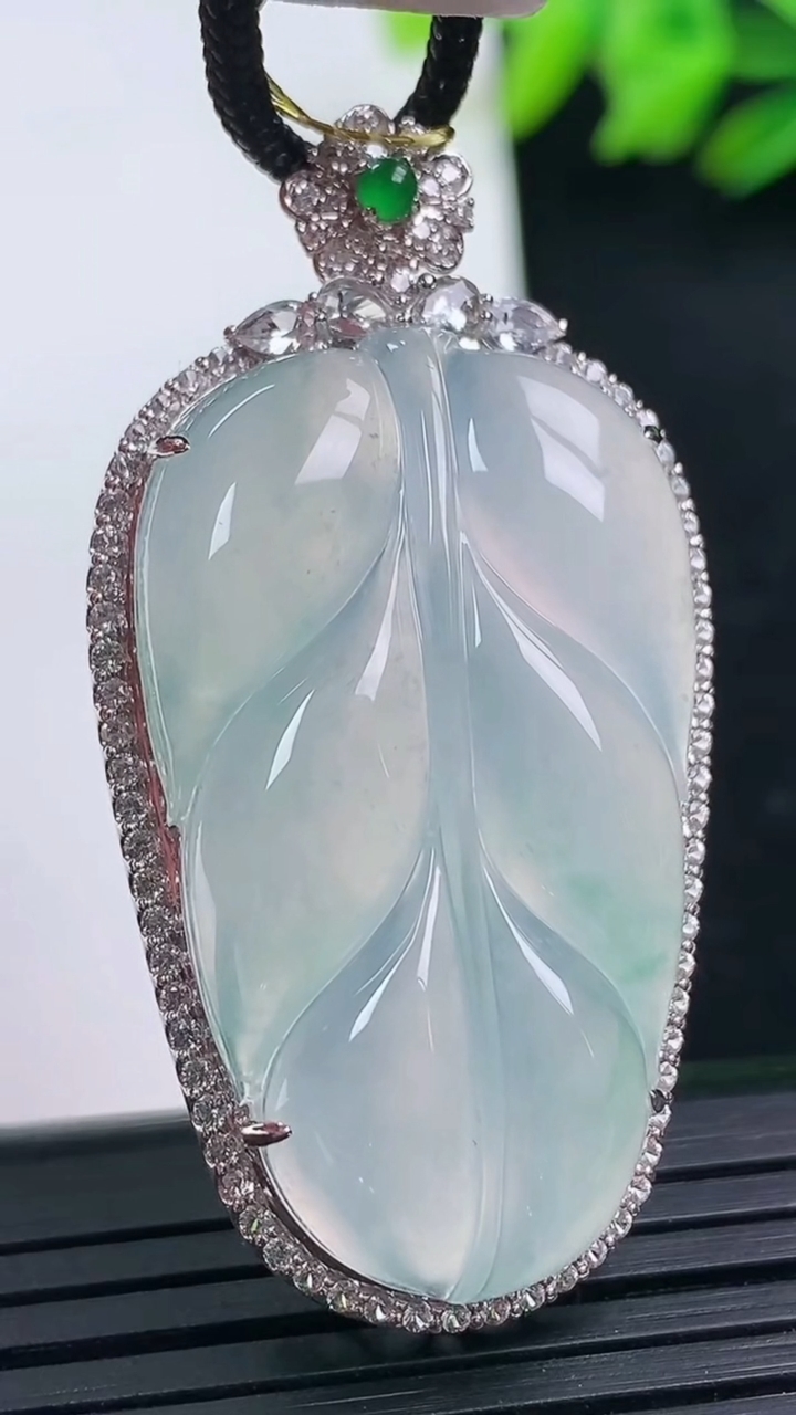 天然A货翡翠种白冰金枝玉叶 叶子吊坠尺寸46.6-23.4-9.9裸石35.6-21重量:12.43