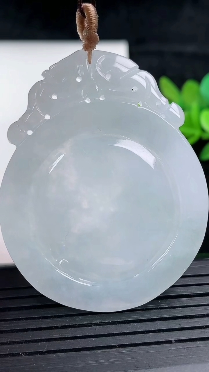 天然A货翡翠龙牌吊坠，尺寸53.5-43.5-6，重量:25.46g
3月16日