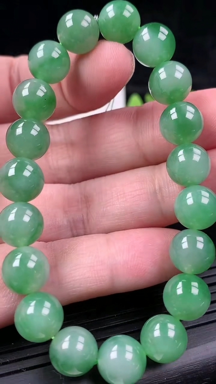 天然A货翡翠圆珠手串，尺寸10，重量:32.53g3月16日
工厂直销收藏佳品,种好水足，色泽均匀，有种有色，上手高大气！