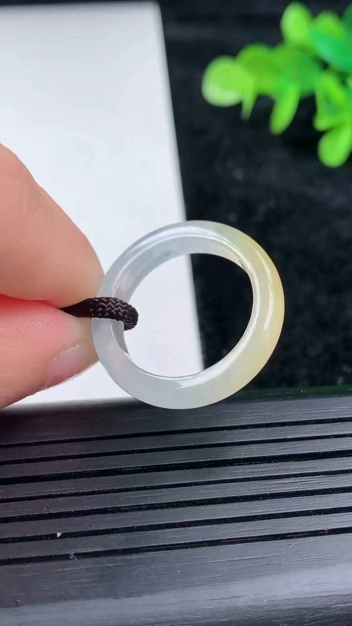 天然A货翡翠飘彩素面玉指环 戒指，尺寸18.3-5-3.3，重量:3.11g2026年3月16日
工厂直销收藏佳品,种好水足，色泽均匀，有种有色，上手高大气！