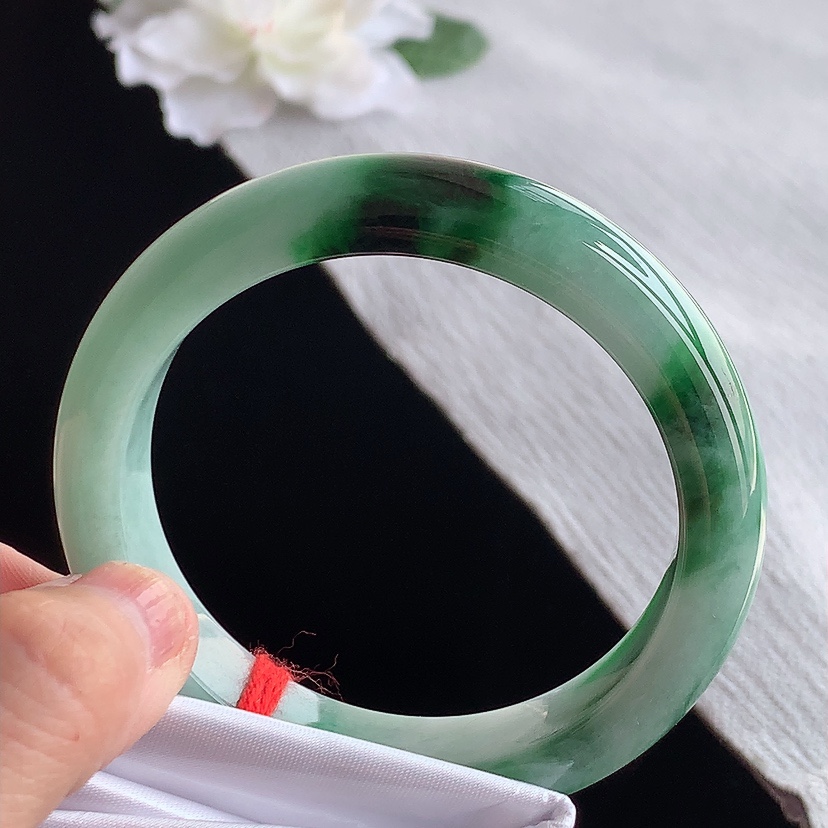 天然A货翡翠飘绿正装正圈手镯55-56圈口  
尺寸55-12.2-8.5mm 0315