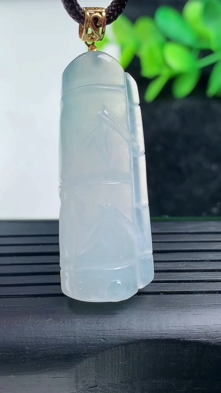 天然A货翡翠种白冰节节高升 竹节吊坠尺寸40.7-15.6-5.9重量:8.13g
3月16日