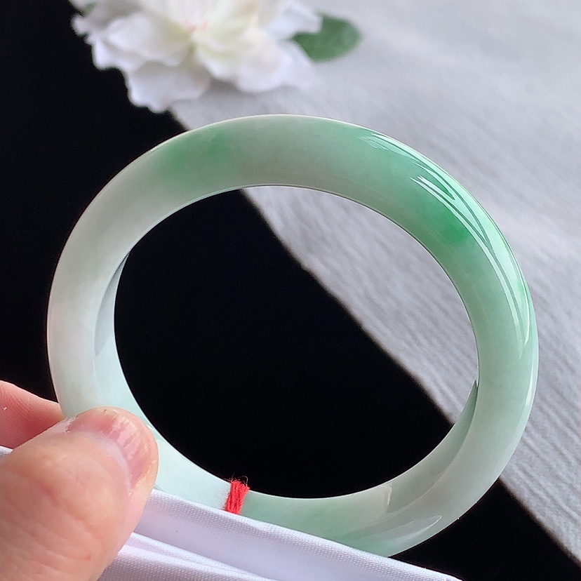 天然A货翡翠飘绿正装正圈手镯53-54圈口  
尺寸53.5-12.6-8mm 0315