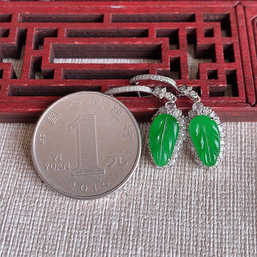 天然A货翡翠18K金伴钻镶嵌阳绿叶子金枝玉叶耳坠 
尺寸11.3-6-6.3mm 重量4.06g 0315