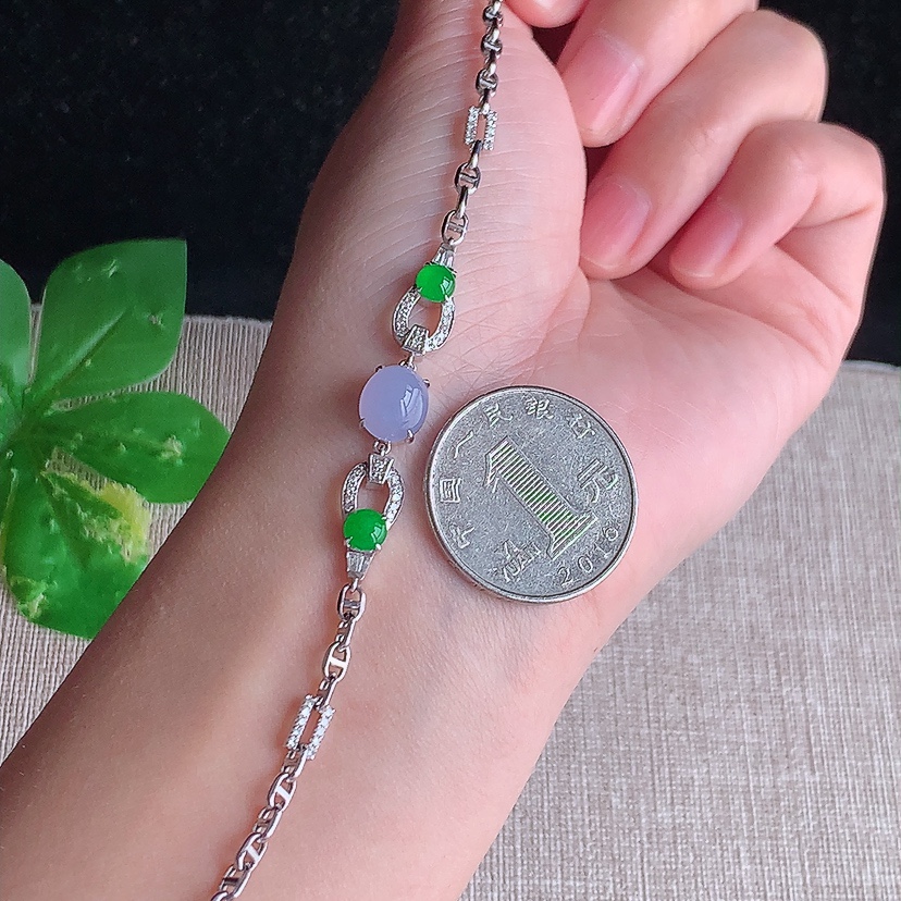 天然A货翡翠18K金伴钻镶嵌阳绿紫罗兰蛋面手链 
尺寸8.3-7-6.5mm 重量5.00g 0308