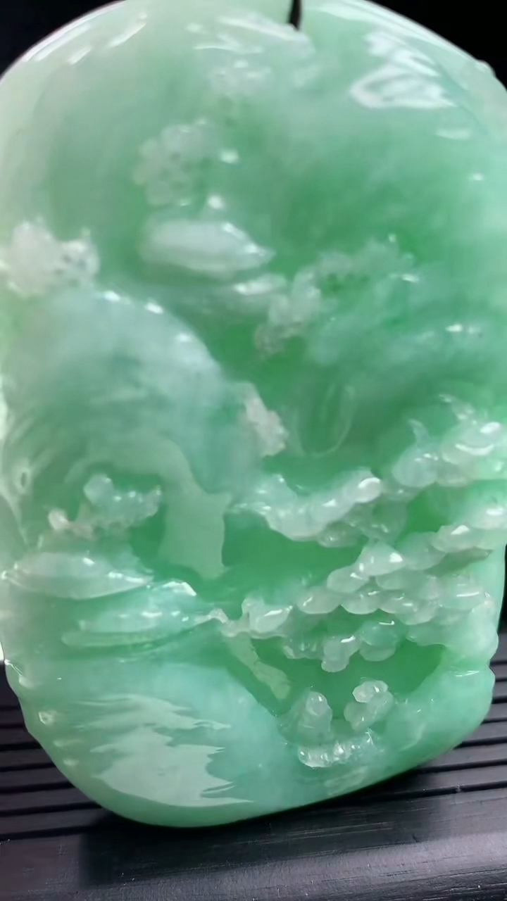 天然A货翡翠山水牌吊坠，尺寸73-46-11，重量:89.66g
3月16日