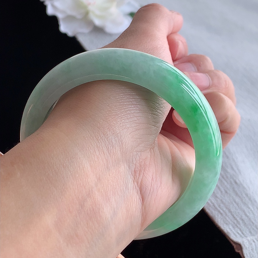 天然A货翡翠飘绿正装正圈手镯57-58圈口 
尺寸57.8-14-9mm 0315