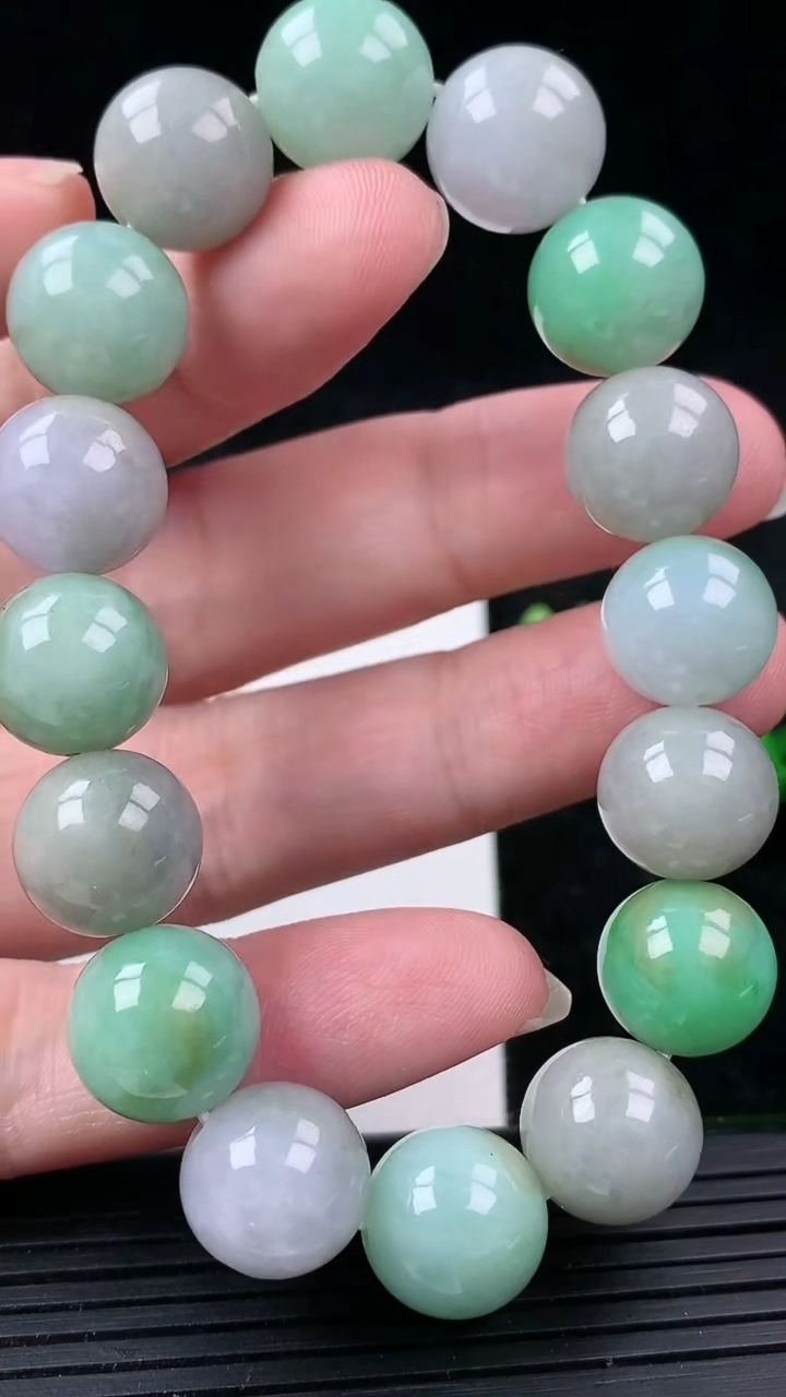 天然A货翡翠三彩圆珠手串，尺寸13，重量:59.11g3月16日
工厂直销收藏佳品,种好水足，色泽均匀，有种有色，上手高大气！