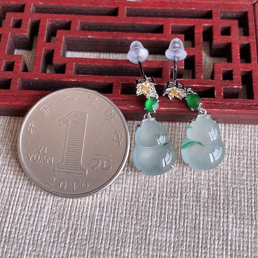 天然A货翡翠18K金镶嵌飘花葫芦耳坠 
尺寸12.2-9.6-4.8mm 重量3.53g 0315