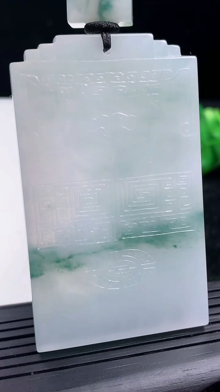 天然A货翡翠飘花仿古无事牌吊坠尺寸64.3-38.6-4.8重量:48.33g
3月16日