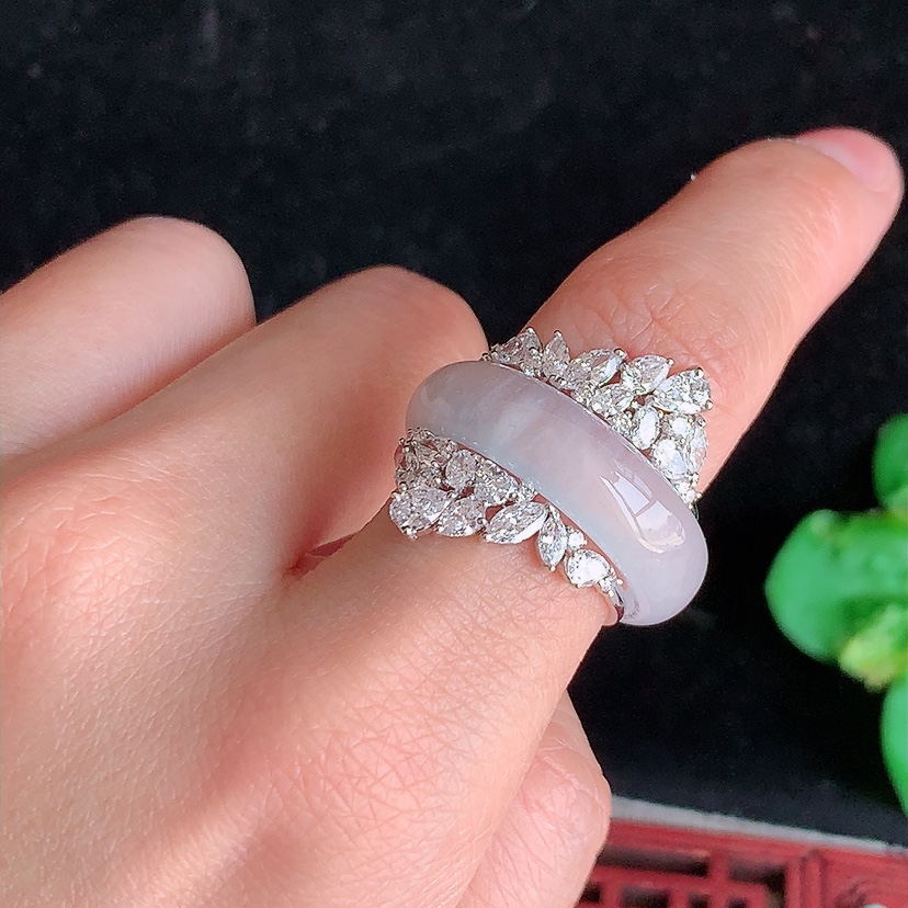 天然A货翡翠18K金伴钻镶嵌白月光素面戒指 
尺寸18.5-9.5-3.4mm 重量7.78g 0314