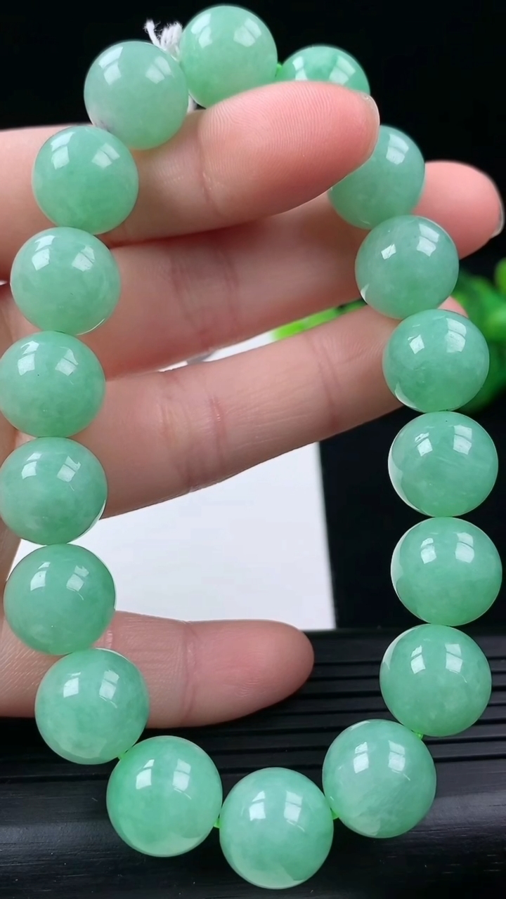 天然A货翡翠圆珠手串尺寸11.8-18颗重量:51.68g3月16日
工厂直销收藏佳品,种好水足，色