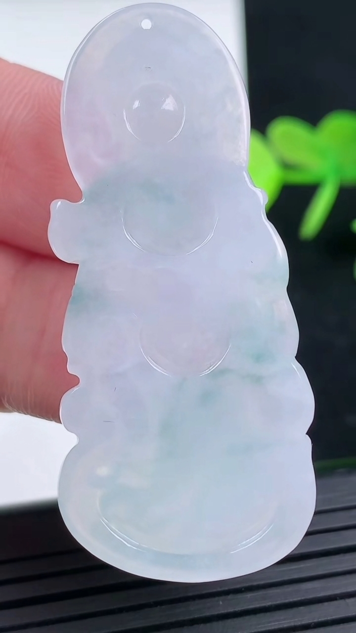 天然A货翡翠飘花大势至菩萨吊坠尺寸50.6-22.1-5.3重量:10.87g
3月16日