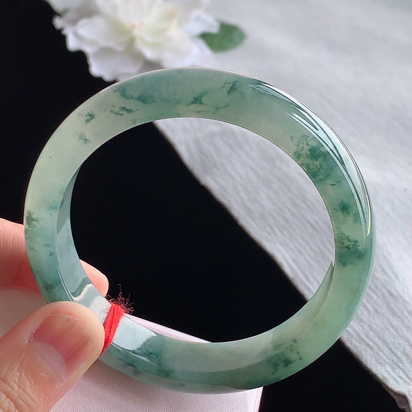 天然A货翡翠飘花正装正圈手镯56-57圈口  
尺寸56.5-13-8mm 0315
