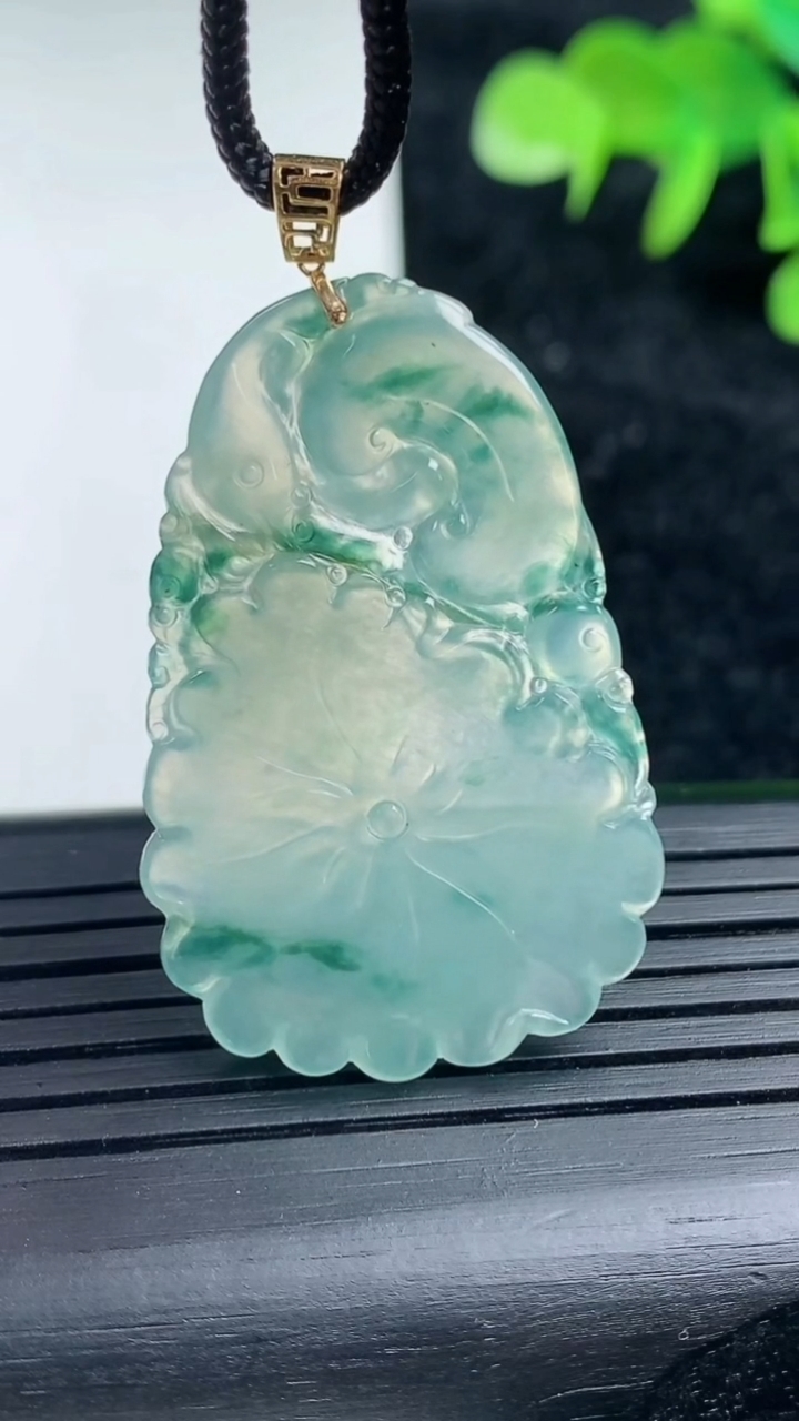 天然A货翡翠种飘花和和美美 荷花牌吊坠，尺寸36-24.5-3.5，重量:5.86g
3月16日