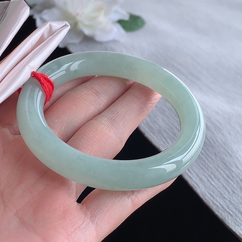 天然A货翡翠晴水圆条手镯52-53小圈口  
尺寸52-10.4mm 0315