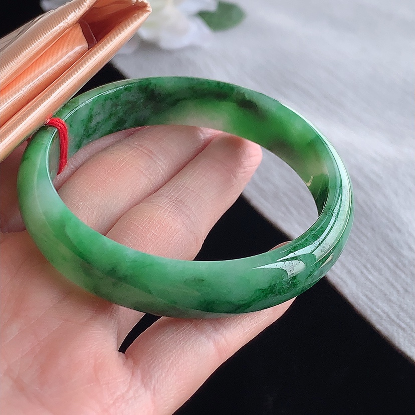 天然A货翡翠飘绿正装正圈手镯57-58圈口  
尺寸57.3-12.8-6.3mm 0315