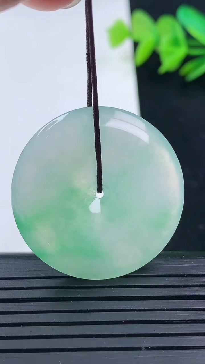 天然A货翡翠平安扣吊坠尺寸31.7-5.3重量:11.41g
3月16日