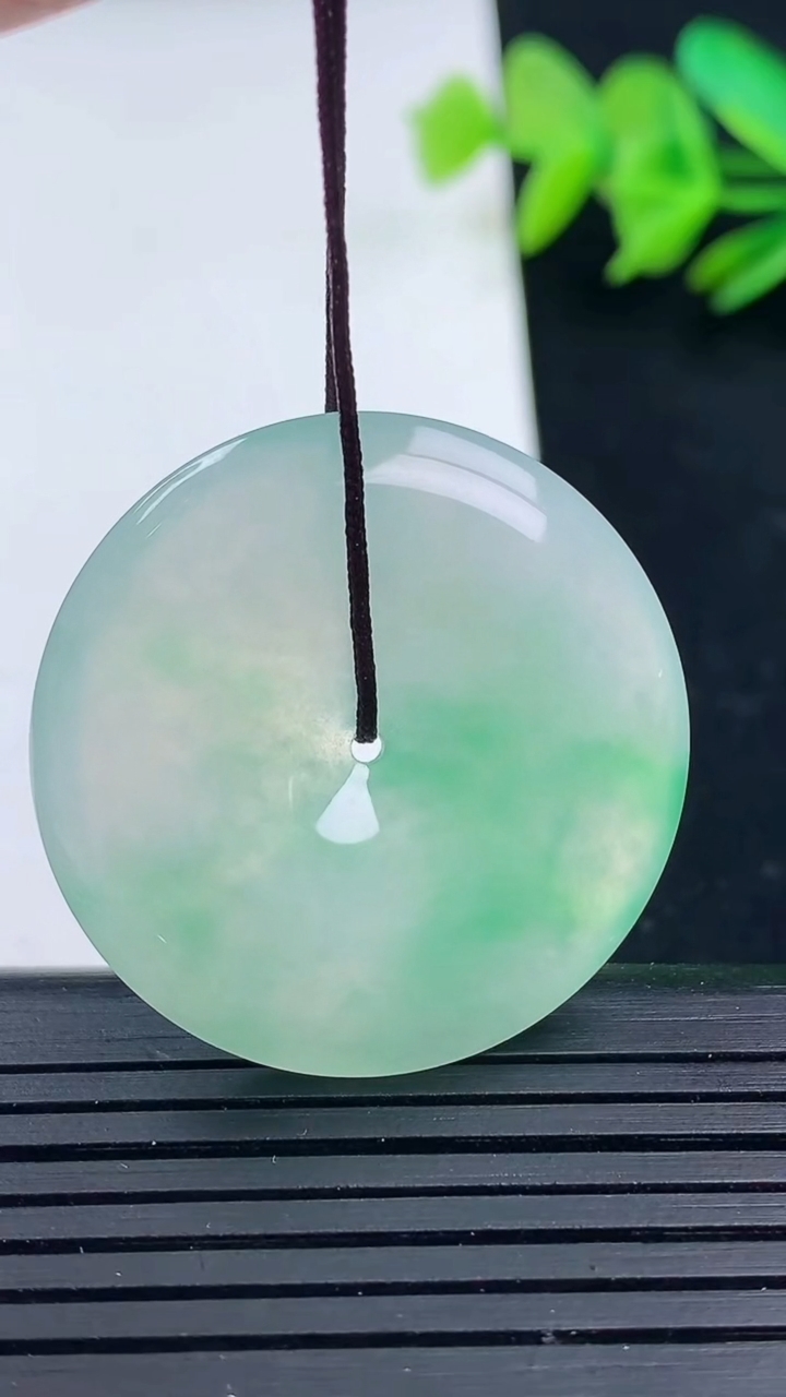 天然A货翡翠平安扣吊坠尺寸31.7-5.3重量:11.41g
3月16日