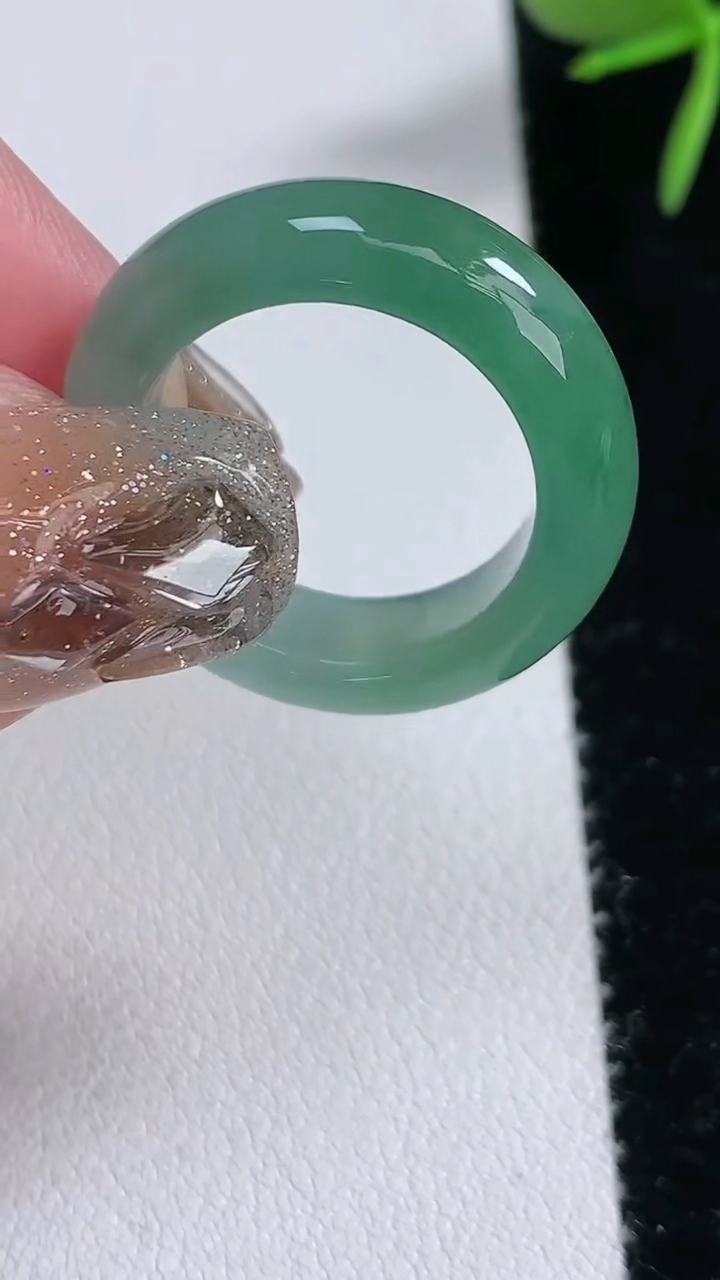 天然A货翡翠玉指环戒指，尺寸17-6-4，重量:4.83g2026年3月16日
工厂直销收藏佳品,种好水足，色泽均匀，有种有色，上手高大气！