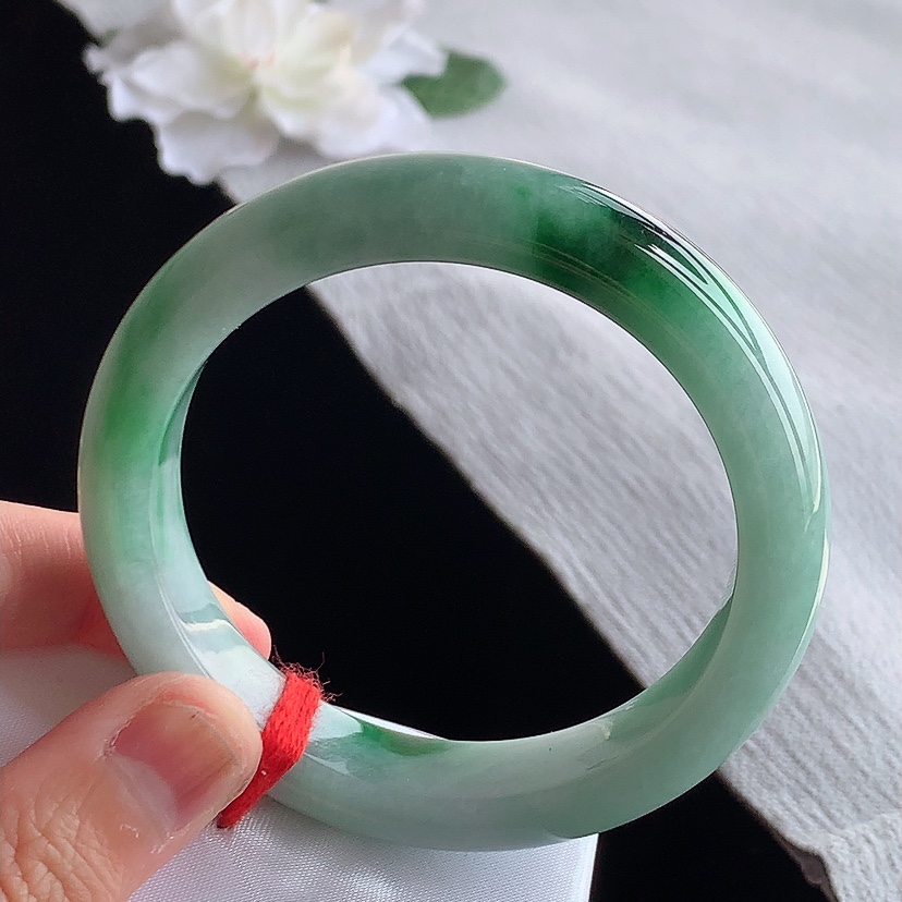 天然A货翡翠飘绿正装正圈手镯55-56圈口  
尺寸55-12.2-8.5mm 0315