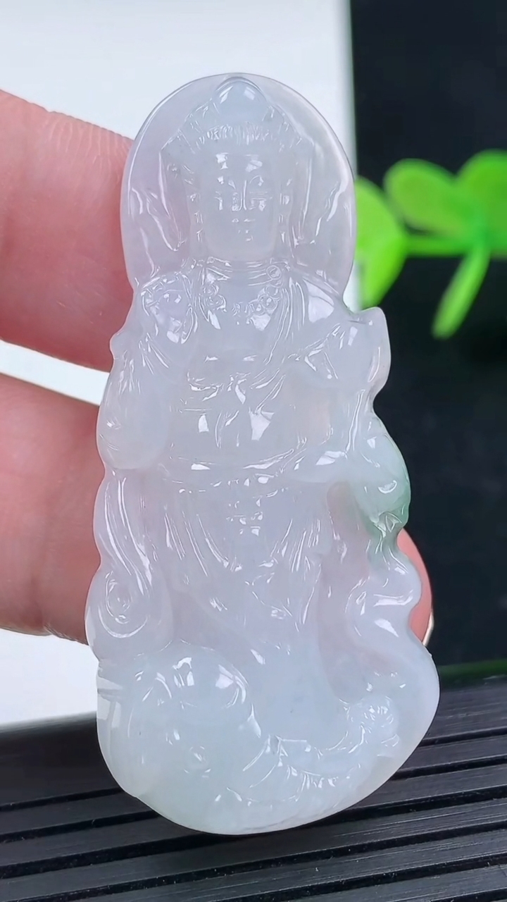 天然A货翡翠普贤菩萨吊坠尺寸51.9-22.8-5.7重量:12.52g
3月16日