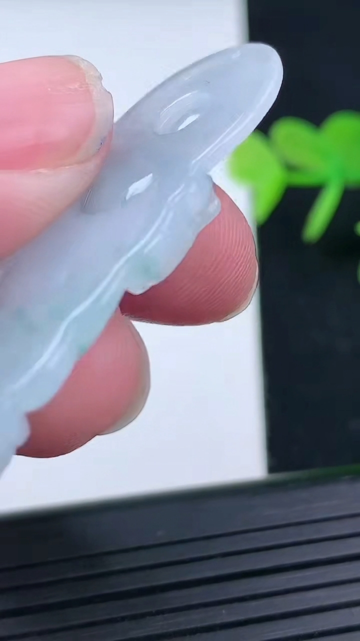 天然A货翡翠飘花大势至菩萨吊坠尺寸50.6-22.1-5.3重量:10.87g
3月16日