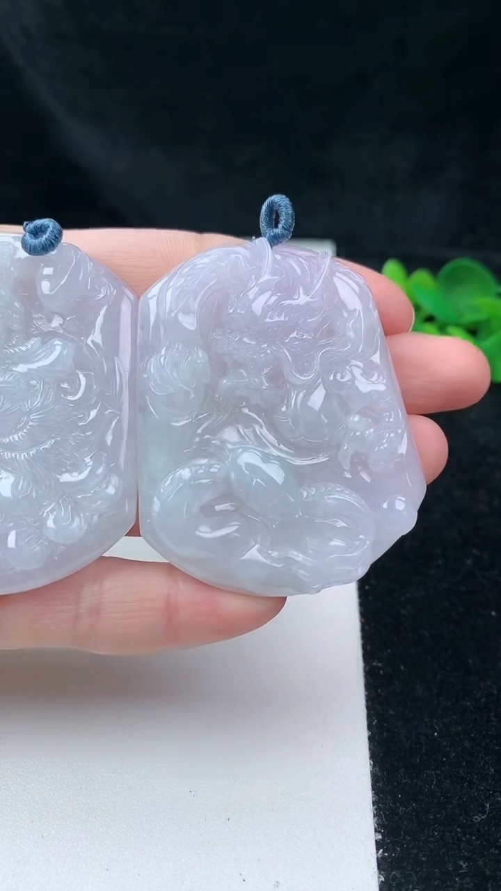 天然A货翡翠龙凤呈祥吊坠，尺寸50-44-5.2，重量:52.51g
3月16日