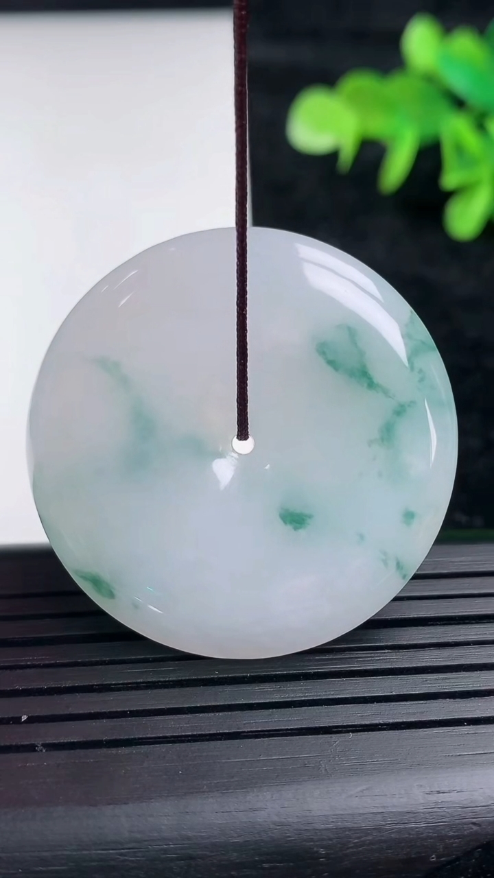 天然A货翡翠飘花平安扣吊坠，尺寸36.5-5.8，重量:17.87g
3月16日