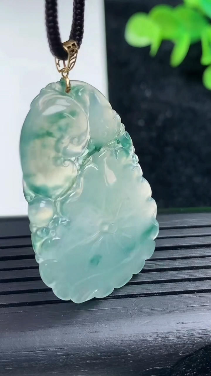 天然A货翡翠种飘花和和美美 荷花牌吊坠，尺寸36-24.5-3.5，重量:5.86g
3月16日