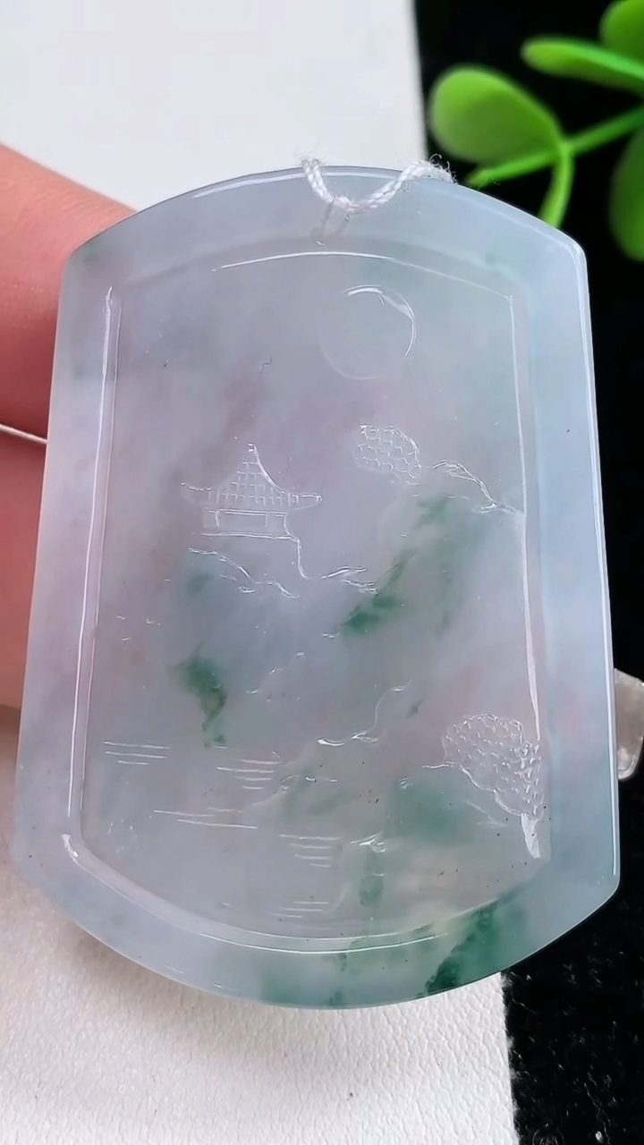 天然A货翡翠牌吊坠，尺寸53-38-5.2，重量:25.58g
3月16日