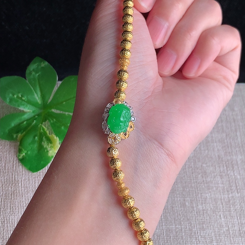 天然A货翡翠18K金伴钻镶嵌阳绿招财貔貅手链 
尺寸12-8.4-8.6mm 重量6.86g 030