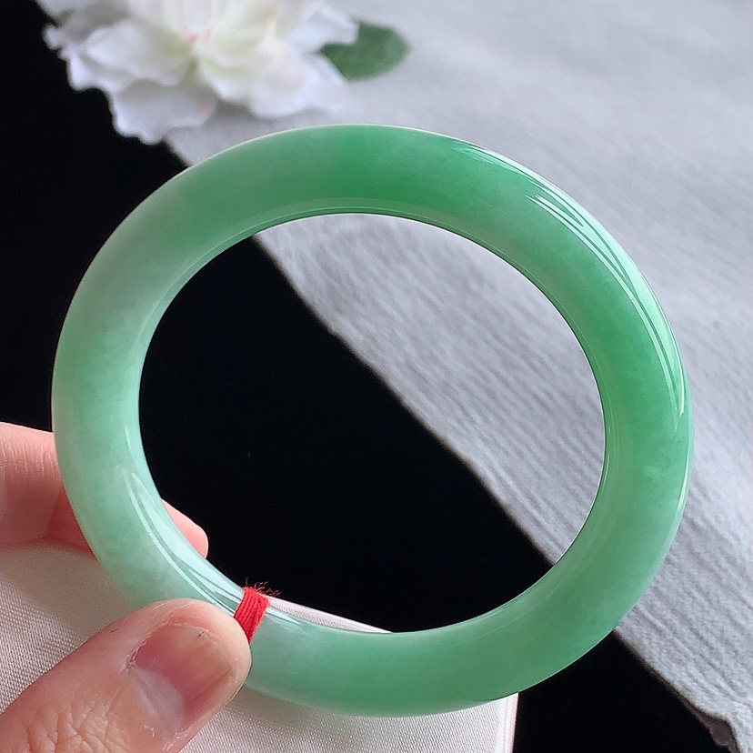 天然A货翡翠满绿圆条手镯54-55圈口  
尺寸54.8-10mm 0315