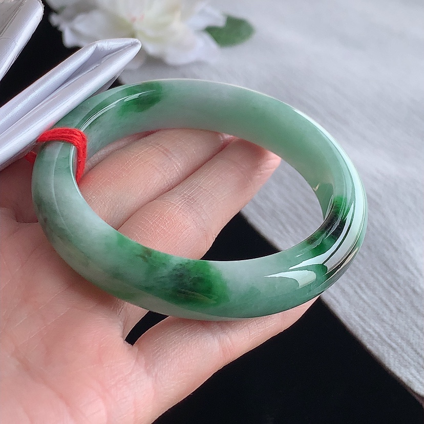 天然A货翡翠飘绿正装正圈手镯55-56圈口  
尺寸55-12.2-8.5mm 0315