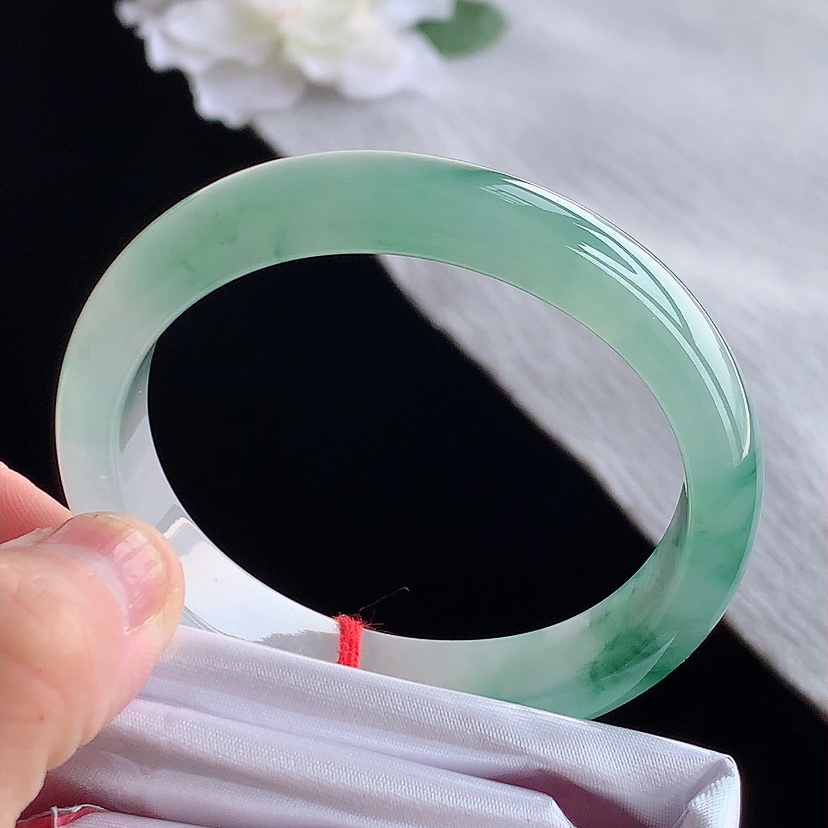 天然A货翡翠飘花贵妃手镯51-52小圈口 
尺寸 51.8-45.5-13-7mm 0315