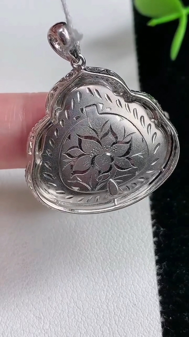 天然A货翡翠佛公吊坠，尺寸33.5-28-8.6，裸石21-23.5，重量:10.64g
3月16日