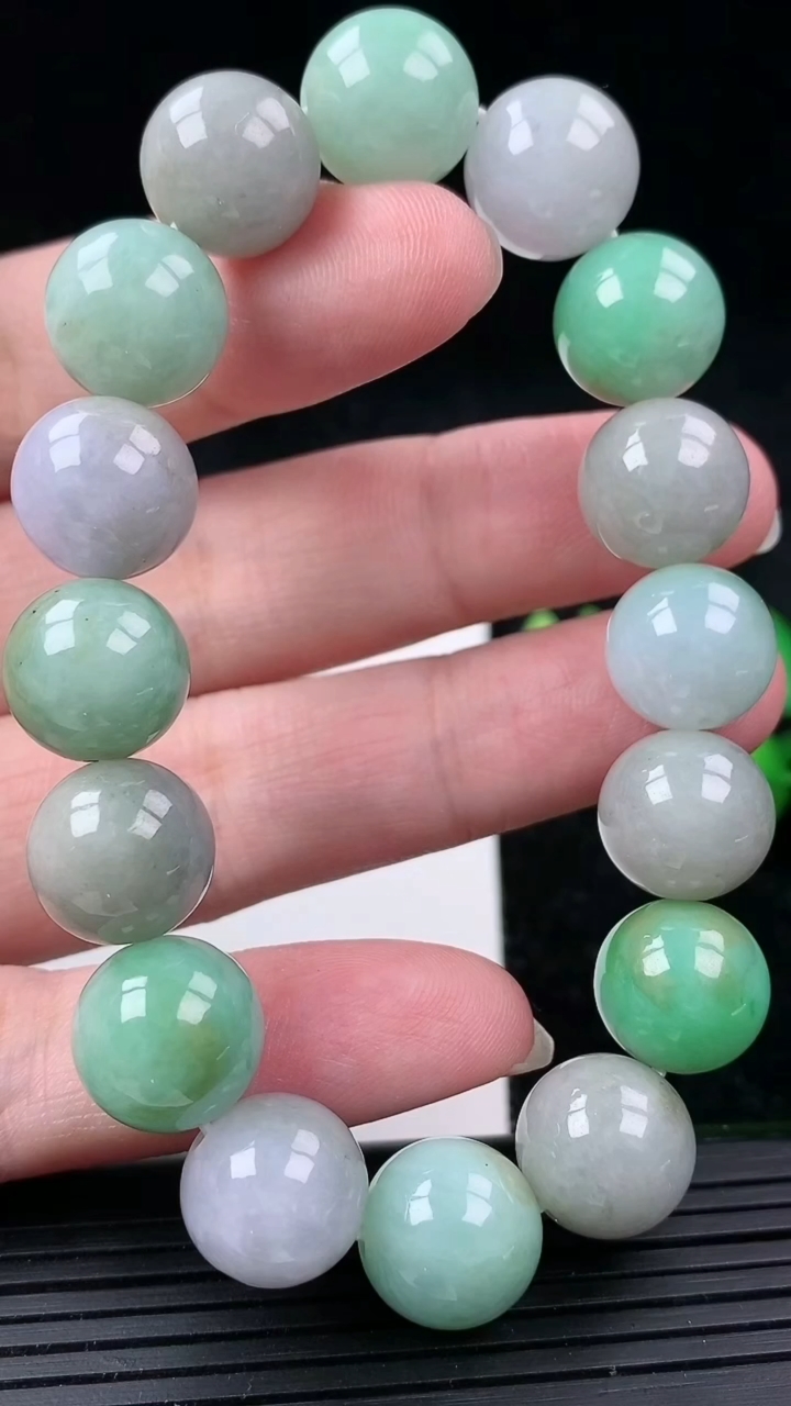 天然A货翡翠三彩圆珠手串，尺寸13，重量:59.11g3月16日
工厂直销收藏佳品,种好水足，色泽均