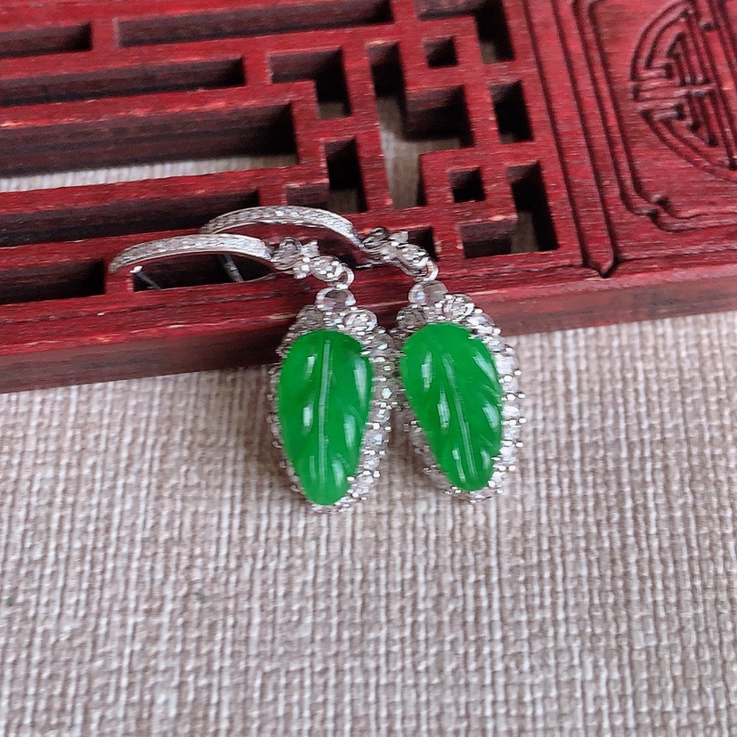 天然A货翡翠18K金伴钻镶嵌阳绿叶子金枝玉叶耳坠 
尺寸11.3-6-6.3mm 重量4.06g 0