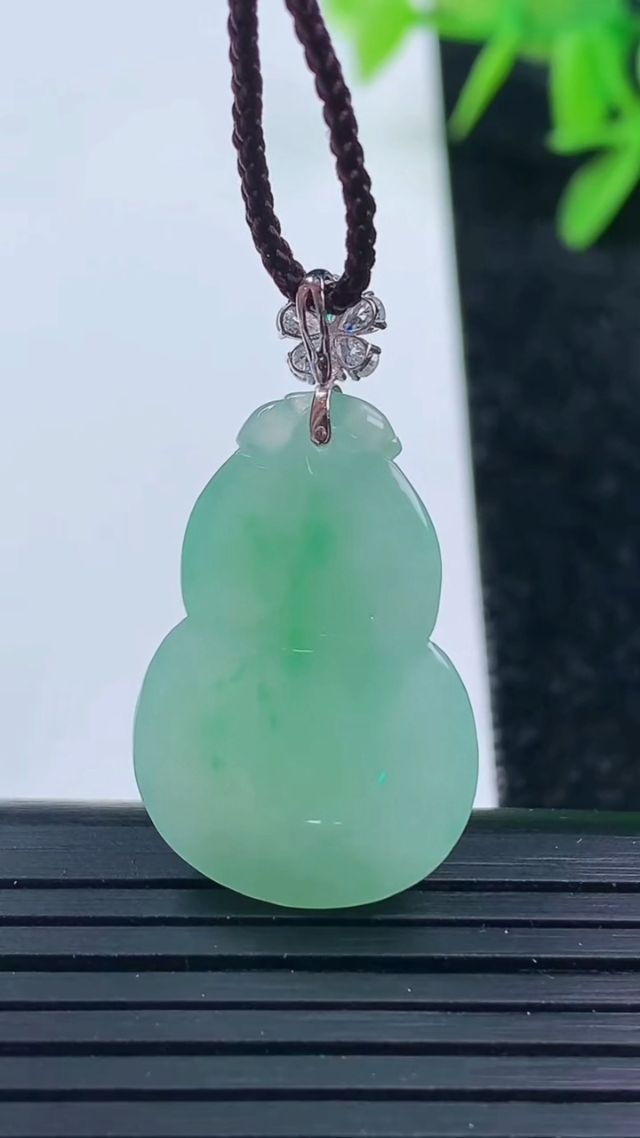 天然A货翡翠葫芦吊坠尺寸24.7-17.3-6.8重量:5.42g
3月16日