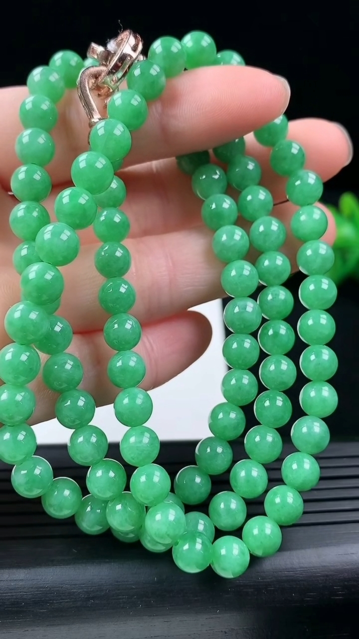 天然A货翡翠圆珠项链尺寸6-92颗重量:43.71g
3月16日