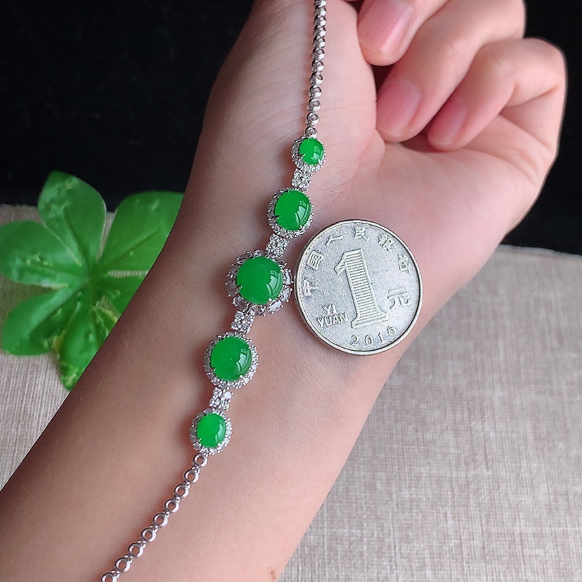 天然A货翡翠18K金伴钻镶嵌阳绿蛋面手链 
尺寸8-7.6-6.5mm 重量7.56g 0308